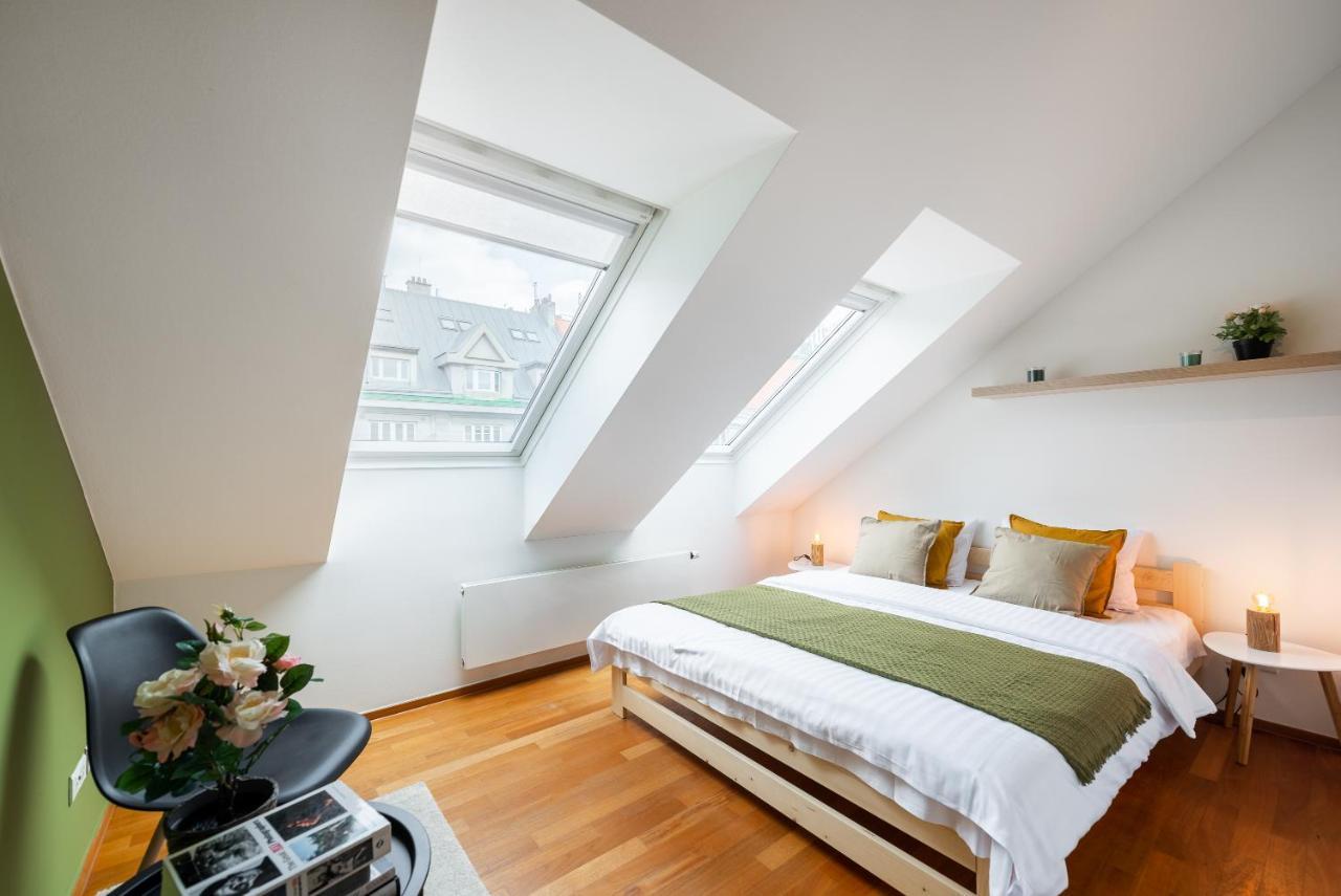 With 4 Bedrooms Apartmán Praha